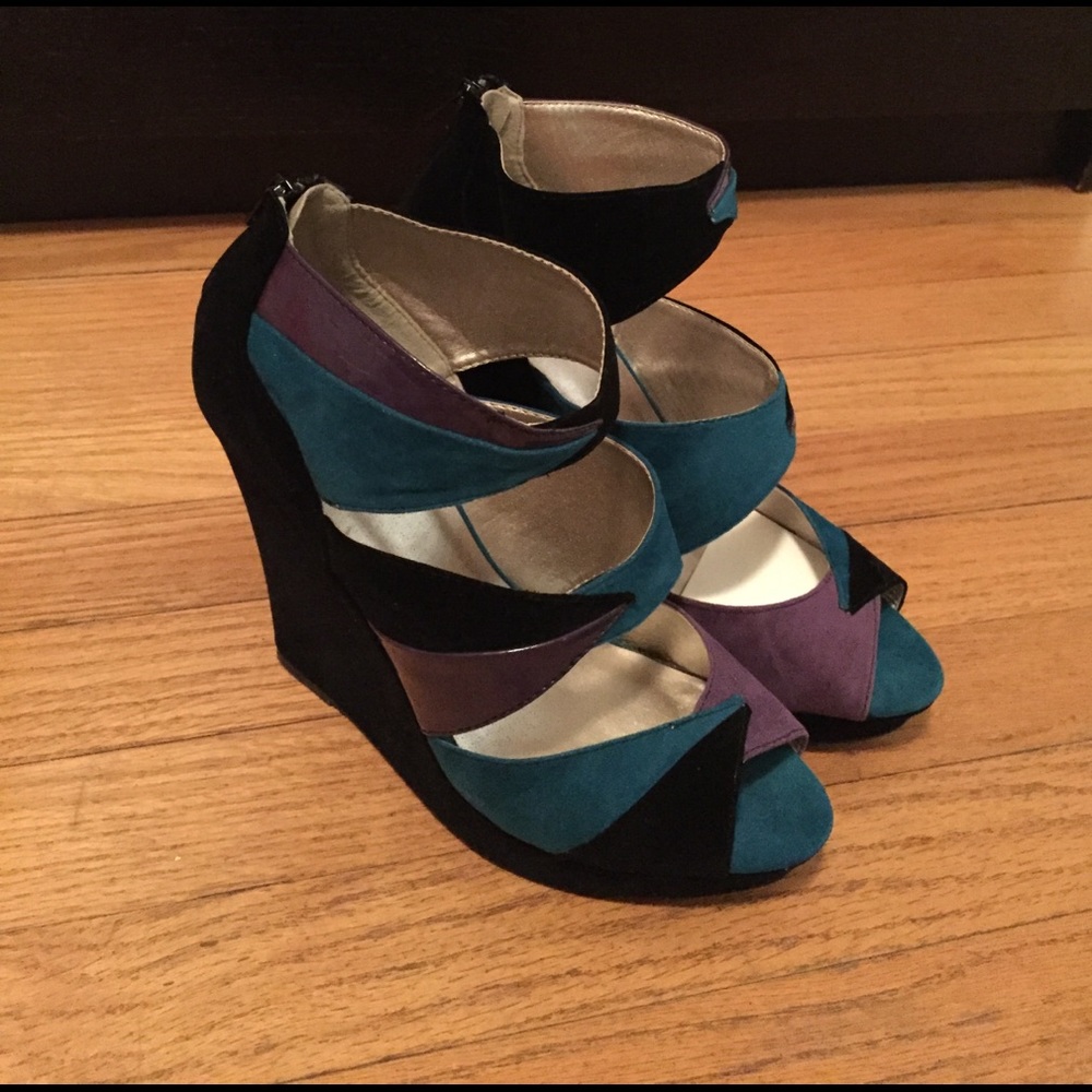 Peep toe cut out pumps