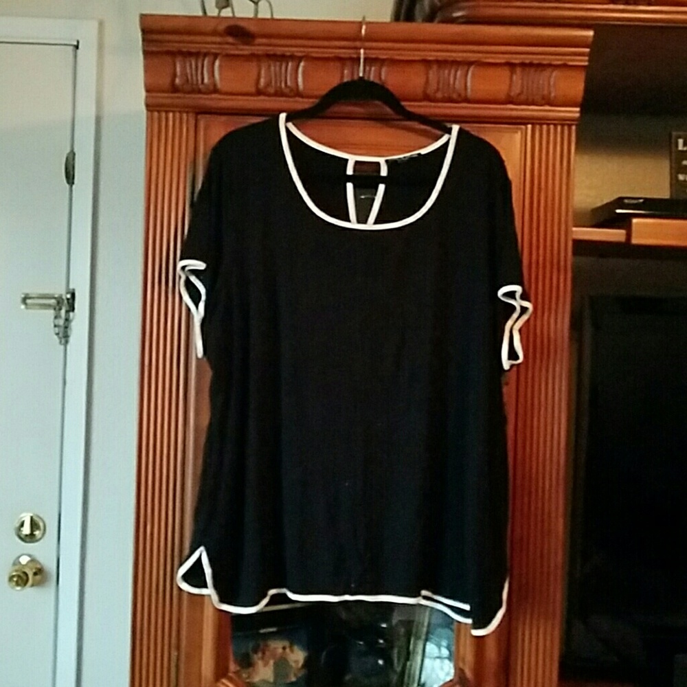Black tee trimmed in white