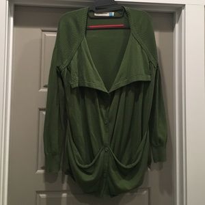 Very soft green cardigan with 2 pockets
