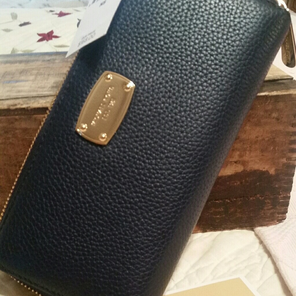 NWT Michael Kors WRISTLET Full  SIZE ZIPPERED BIL