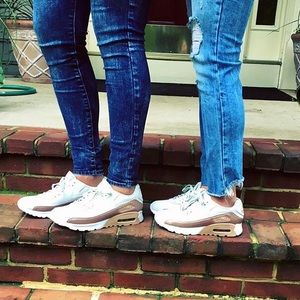 Trendy distressed Zara Jeans