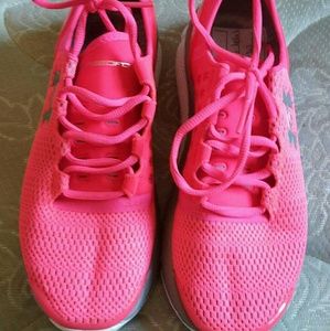 Under armour size 8 apollo