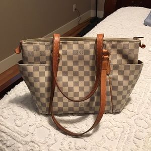 Louis Vuitton bag 😍 checkered! Great deal!