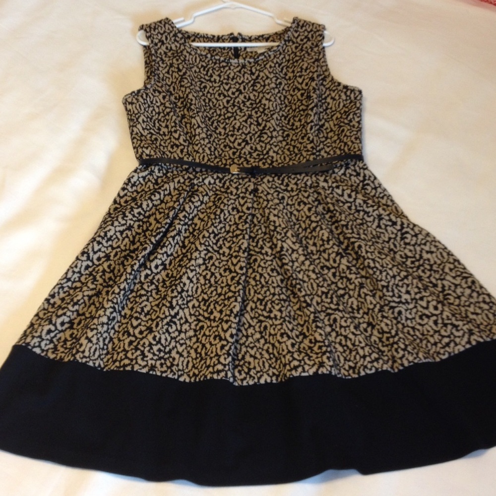 ⚡️⚡️1 Day Sale⚡️⚡️Black & Tan Belted Dress🌻