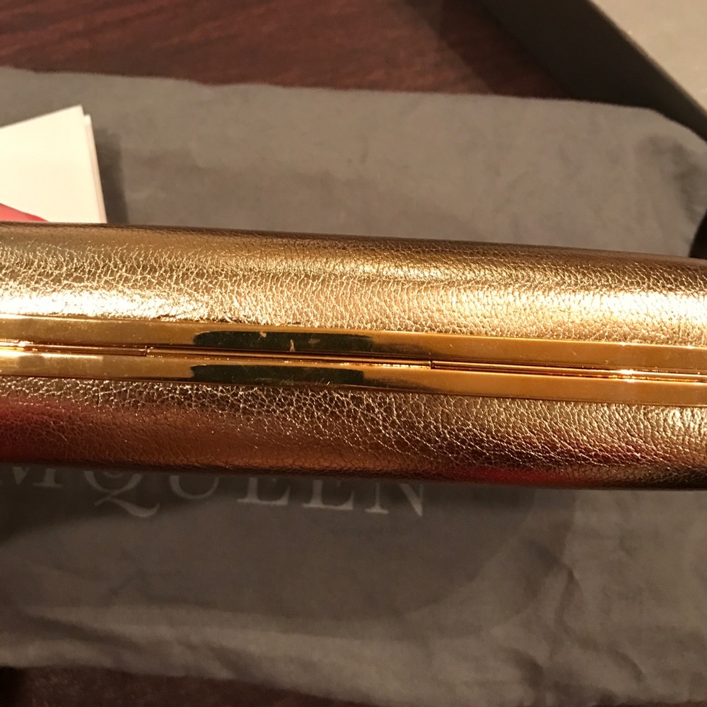 Alexander McQueen clutch. - Picture 5 of 7