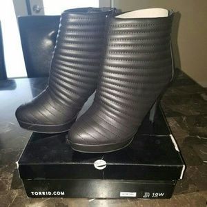 Black closed toe heel. Wide Width