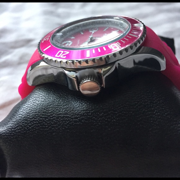 ❗️SOLD❗️🆕 NIB Hot Pink Women's Watch - Picture 5 of 5