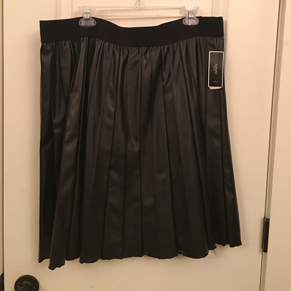 Black Alfani Woman's faux leather pleated skirt