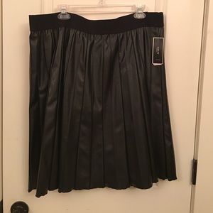 Black Alfani Woman's faux leather pleated skirt