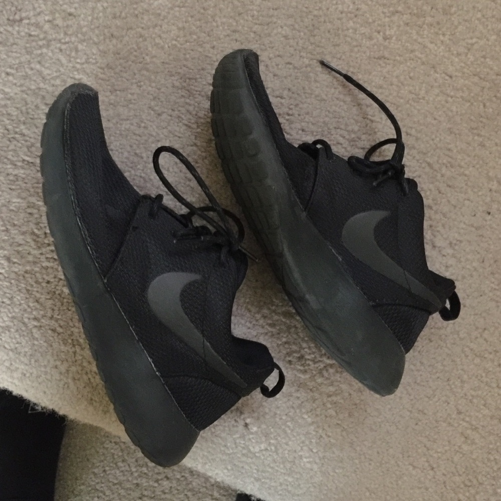All black Roshe runs size 6