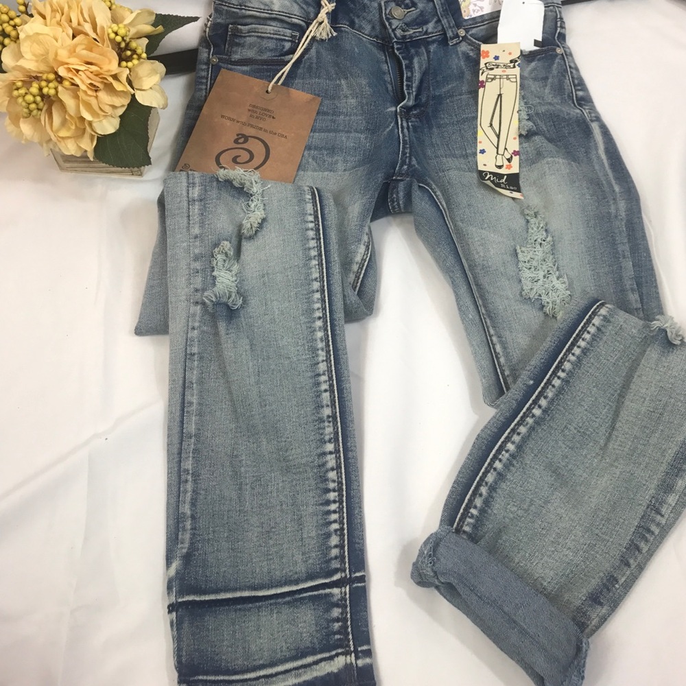 Distressed jeans size 7 nwt - Picture 2 of 3