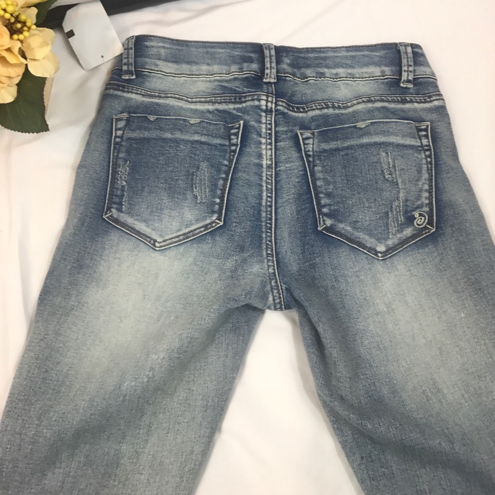 Distressed jeans size 7 nwt - Picture 3 of 3