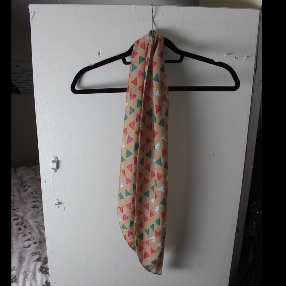 ModCloth light triangle patterned scarf
