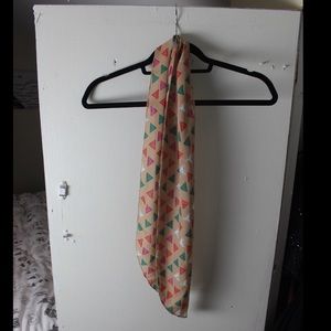 ModCloth light triangle patterned scarf