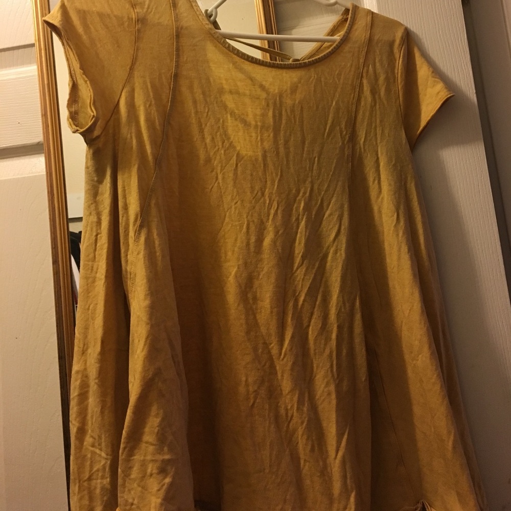 Yellow shirt with a bow on the back
