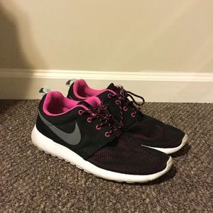 Super cute Nike Roshes!