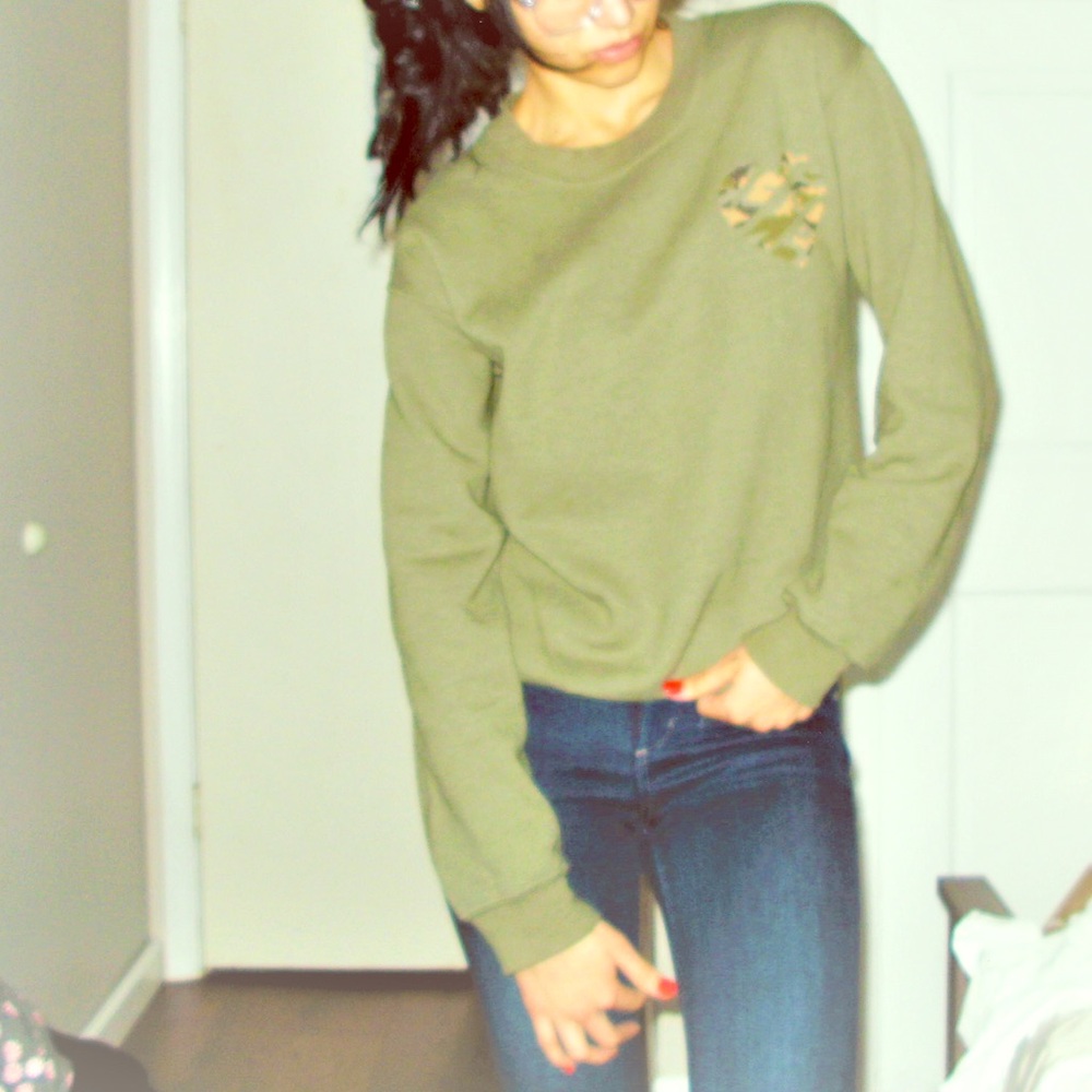Crew neck pullover sweatshirt size small