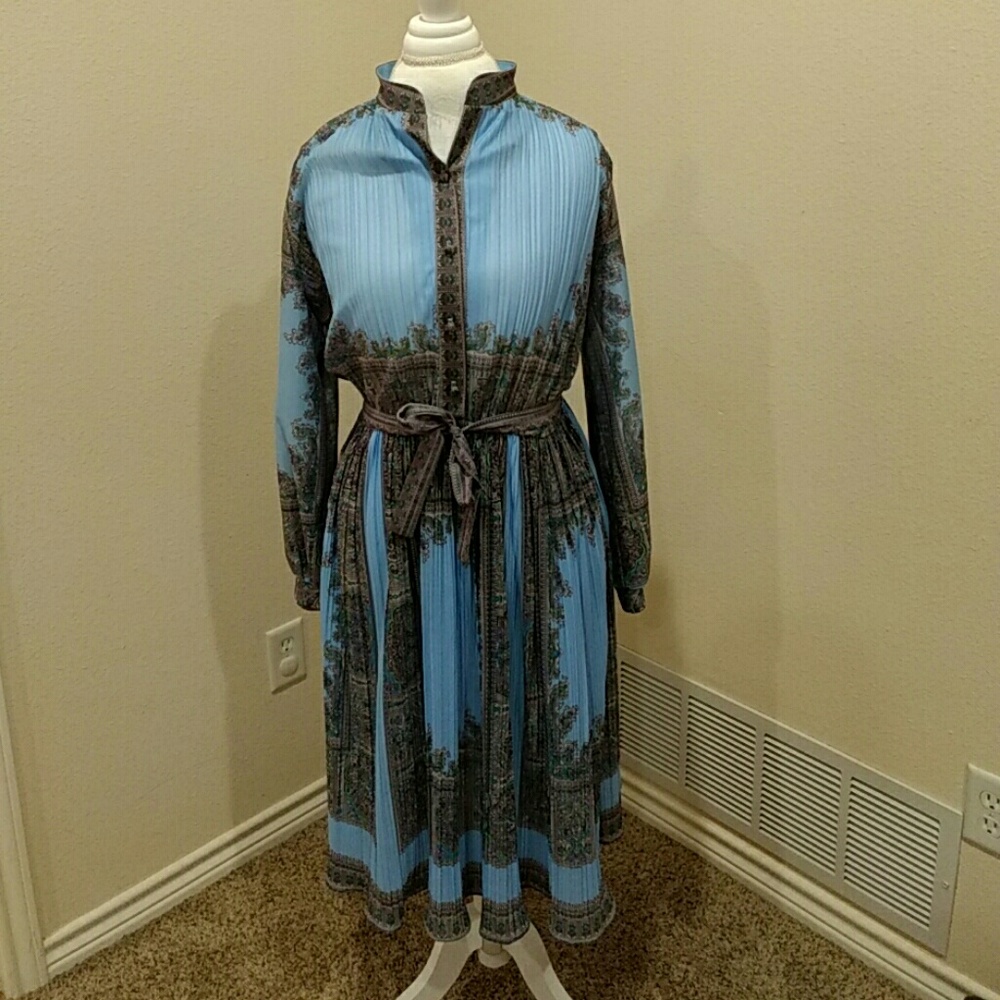 Vintage lady Carol of new york 1970s paisley dress