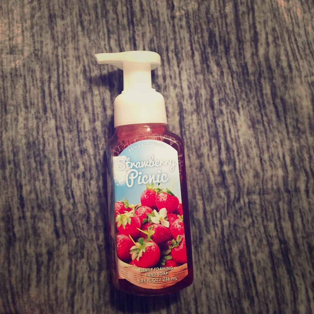 NEW Strawberry Picnic Bath & Body Works Foam soap