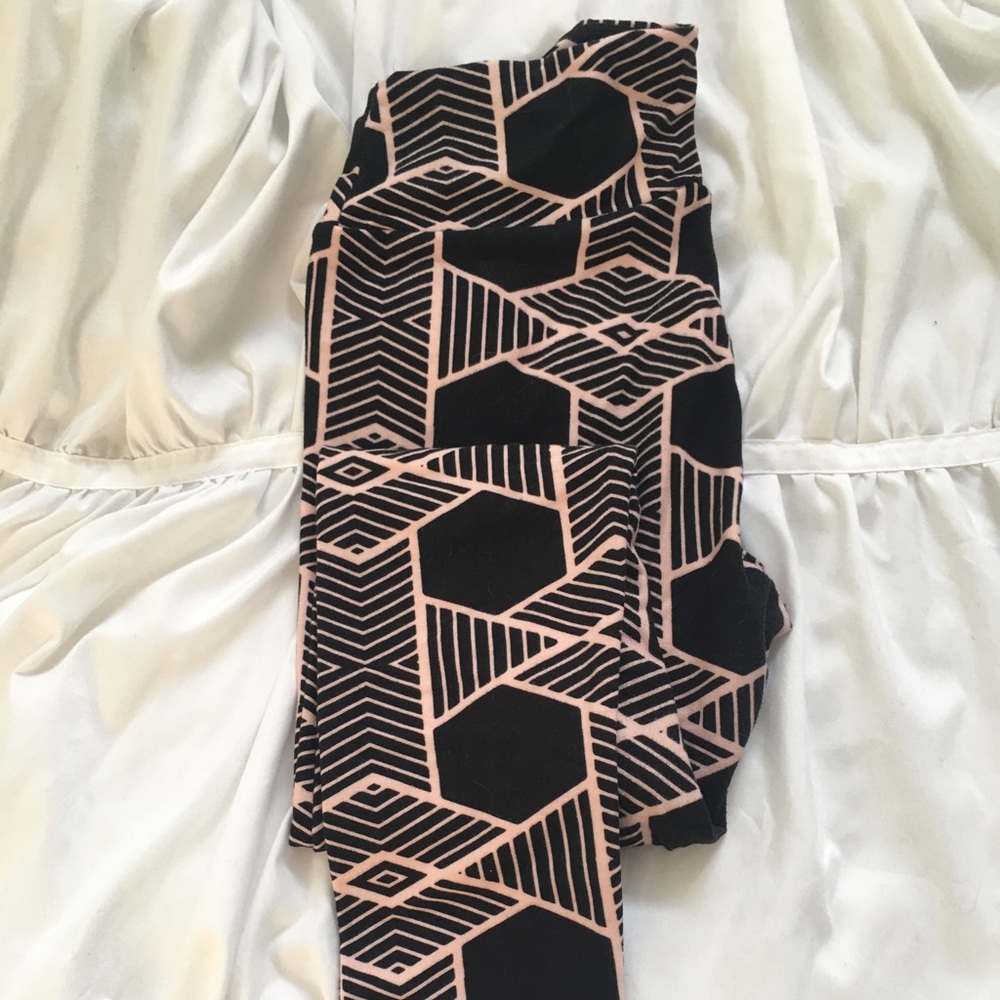 LulaRoe leggings OS black and blush pattern