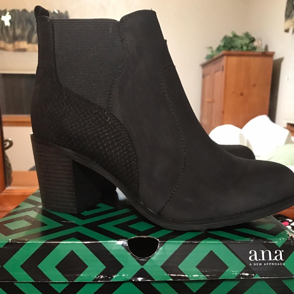 NIB Black booties