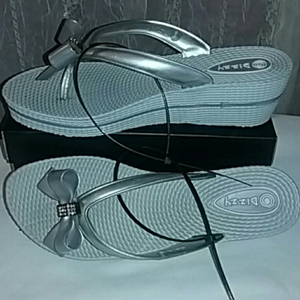GIRL'S SILVER SLIPPERS SZ 10