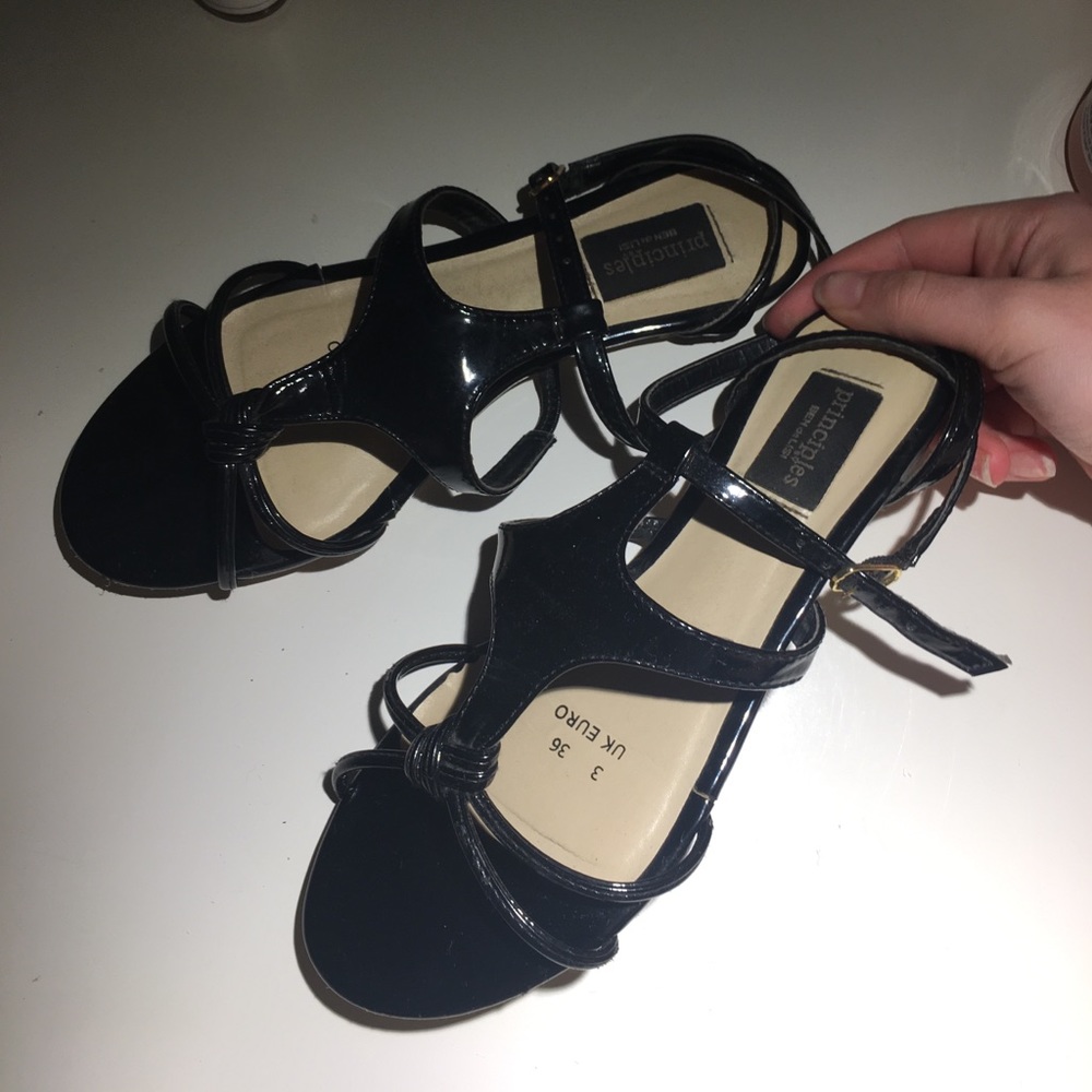 Casual black sandals