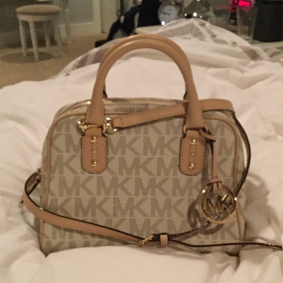Michael Kors crossbody - Picture 1 of 3