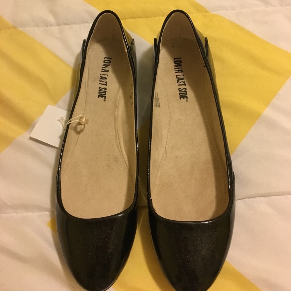Black flat shoes