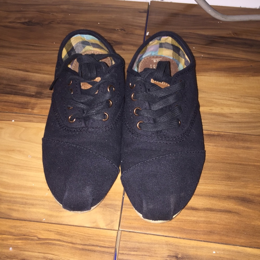 Black TOMS cordones