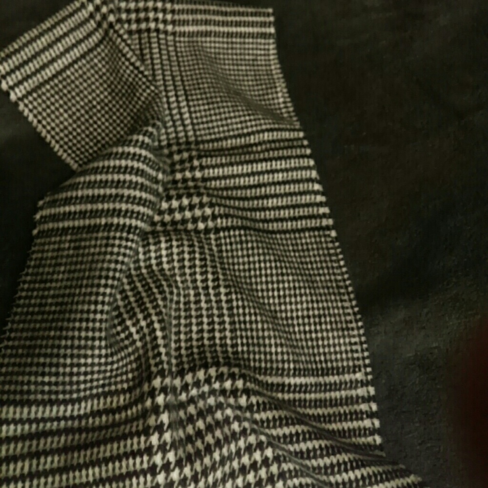 Cashmere black and white houndstooth scarf