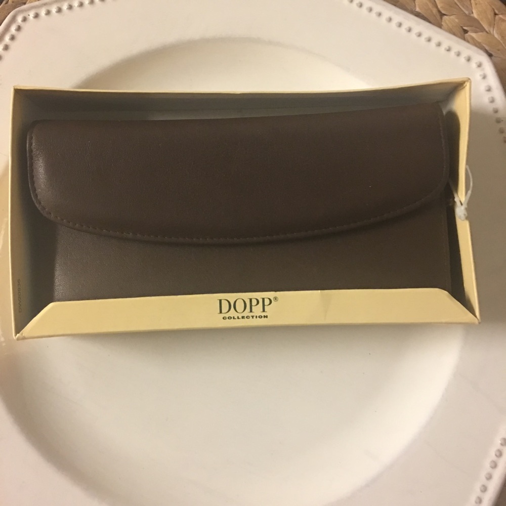 Dopp brown leather wallet