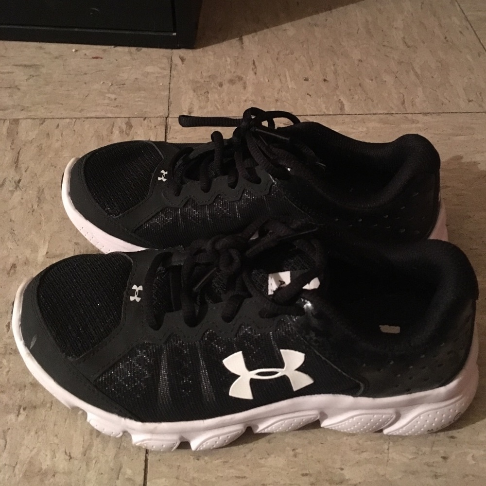 Under armour black/white sneakers size 4Youth