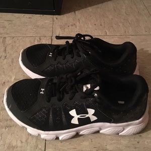Under armour black/white sneakers size 4Youth