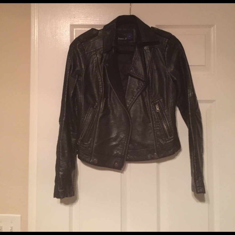 Cropped Leather Jacker with Zipper Details