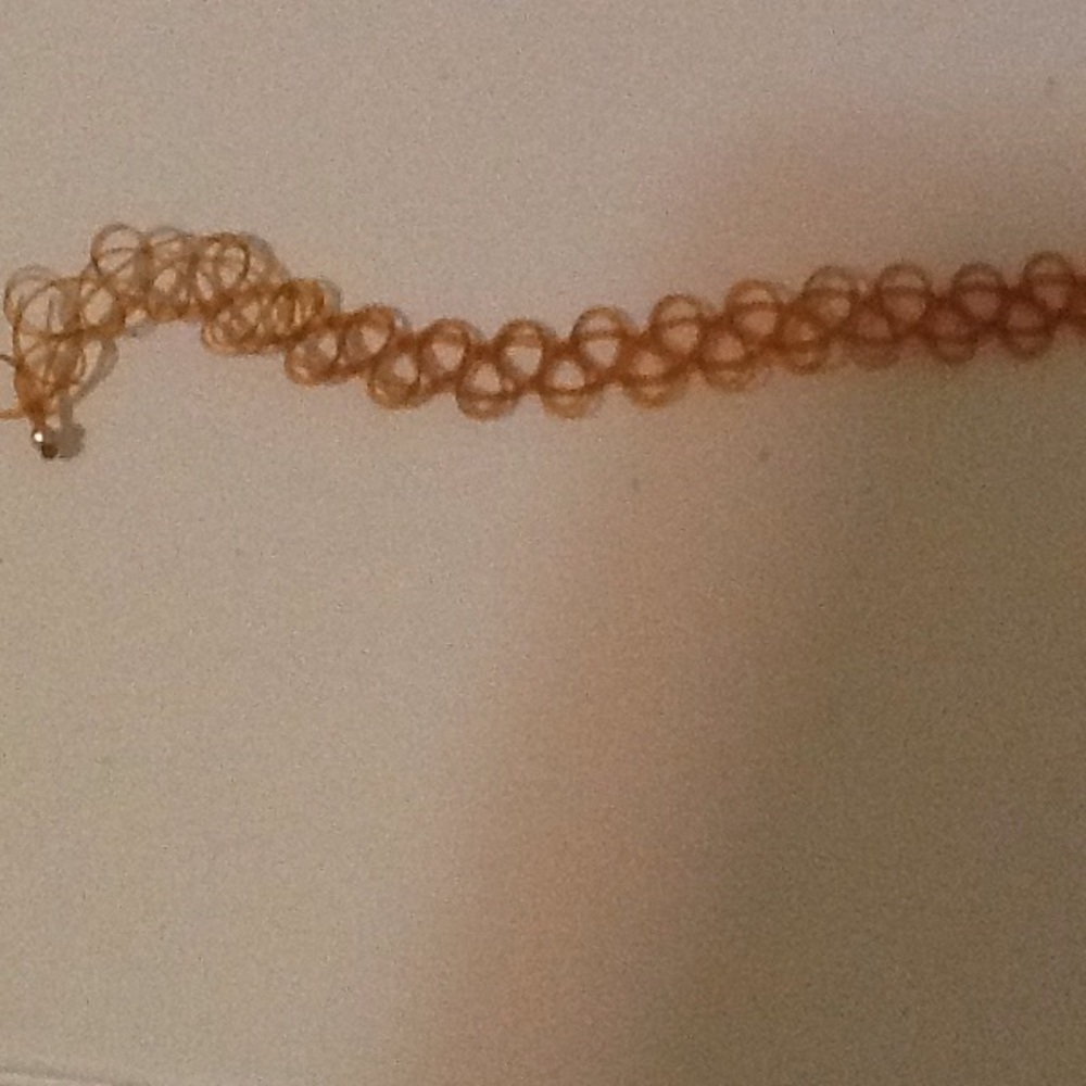 Brown chocker