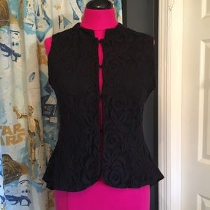 Lace hook closure sleeveless blouse