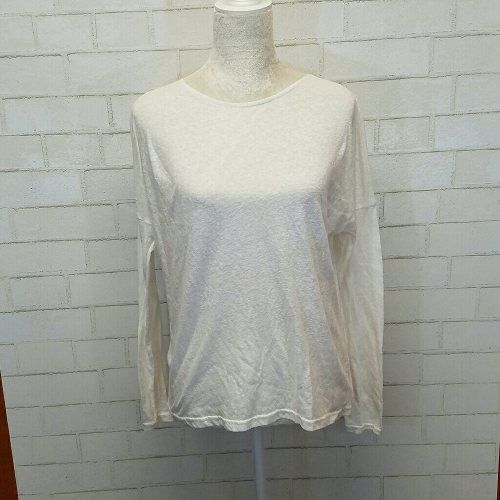 White thin tee shirt