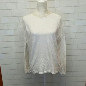 White thin tee shirt