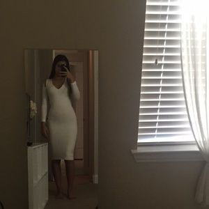BODY CON CUT LONG SLEEVE WHITE DRESS.