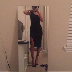 ONE SHOULDER SPLIT KNEE BLACK MIDI DRESS