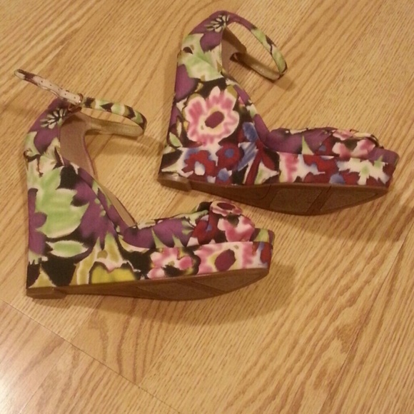 Nine West Shoes - Beautiful flowery wedges, ready for summer