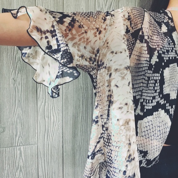 Luxurious Ruffled Kimono - Picture 5 of 6