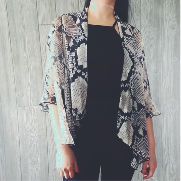 Luxurious Ruffled Kimono - Picture 4 of 6