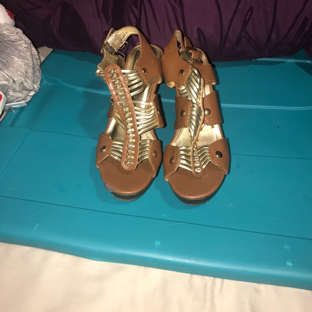Candies Vivien cognac wedges