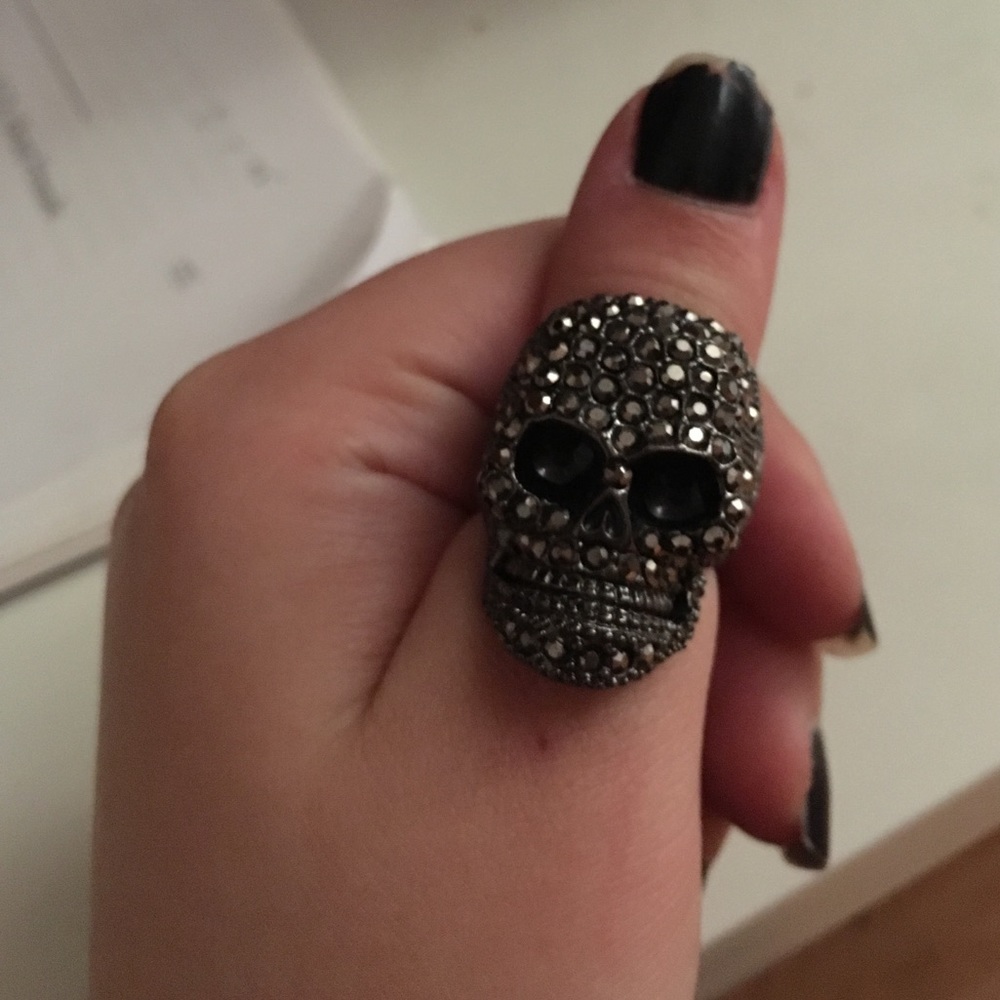 Chunky skull ring