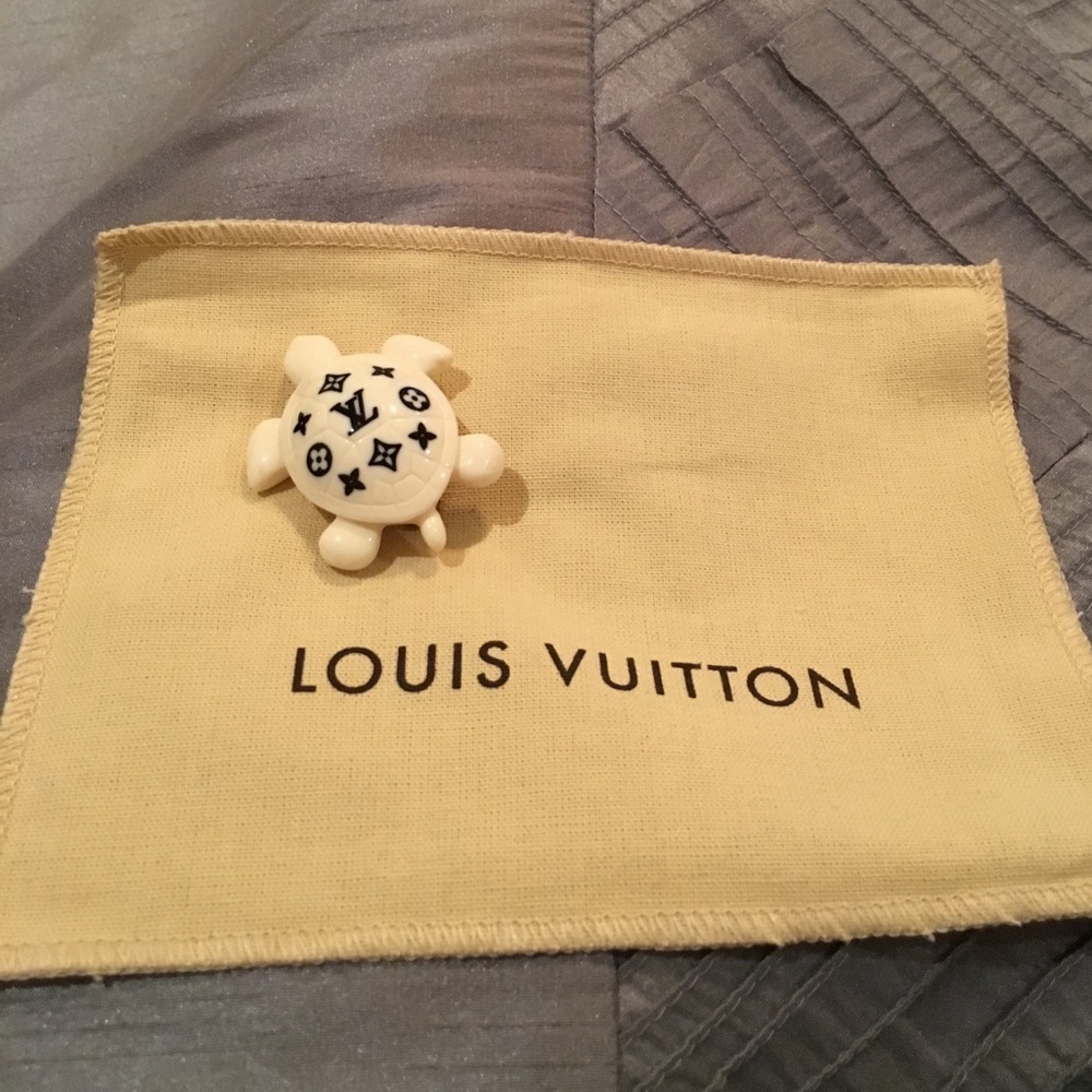 Louis Vuitton Limited edition Turtle pin