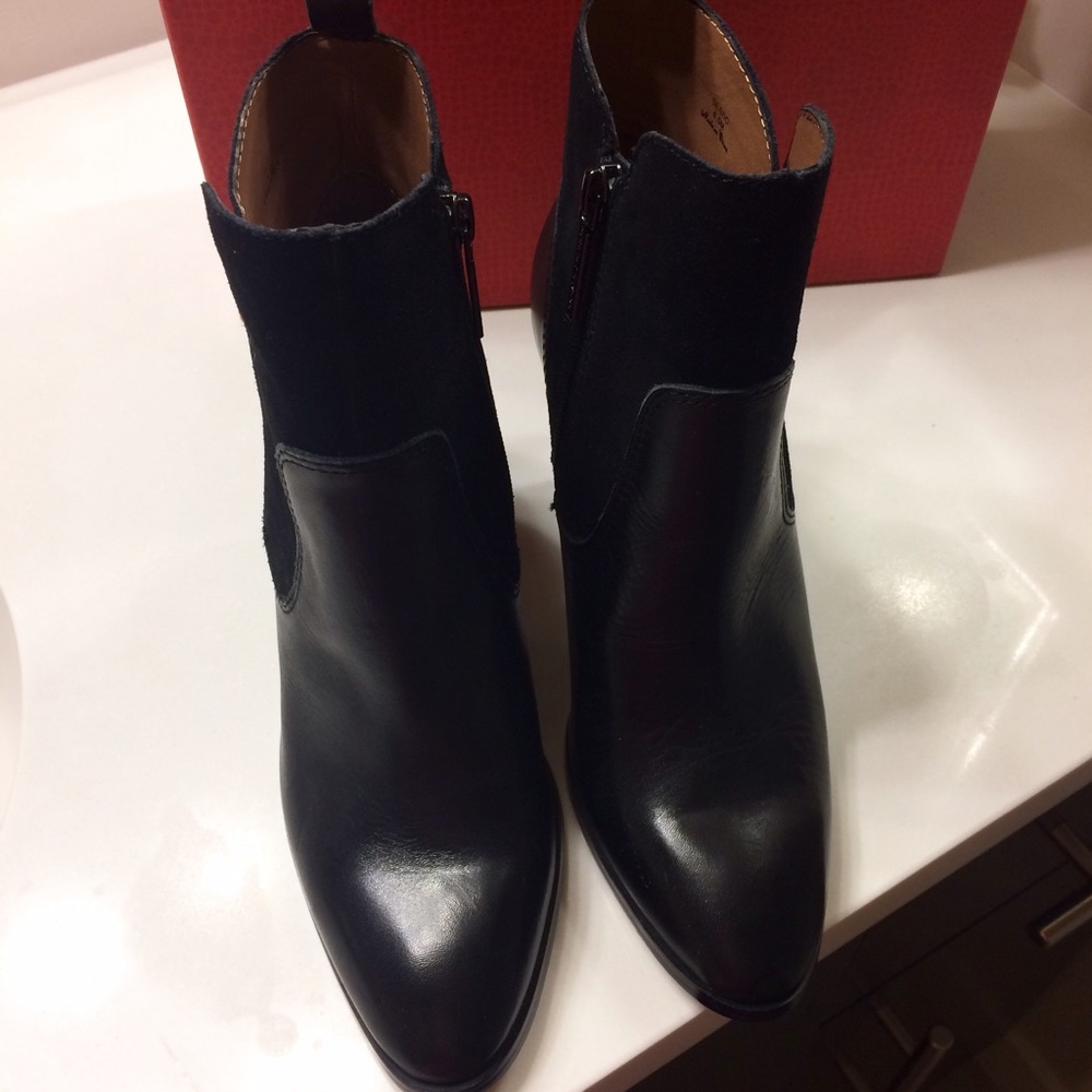 🚫SOLD🚫 Black Leather Suede Ankle Boots - Picture 2 of 7