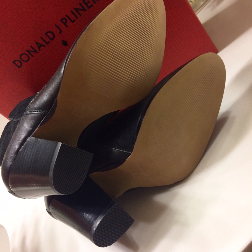 🚫SOLD🚫 Black Leather Suede Ankle Boots - Picture 5 of 7