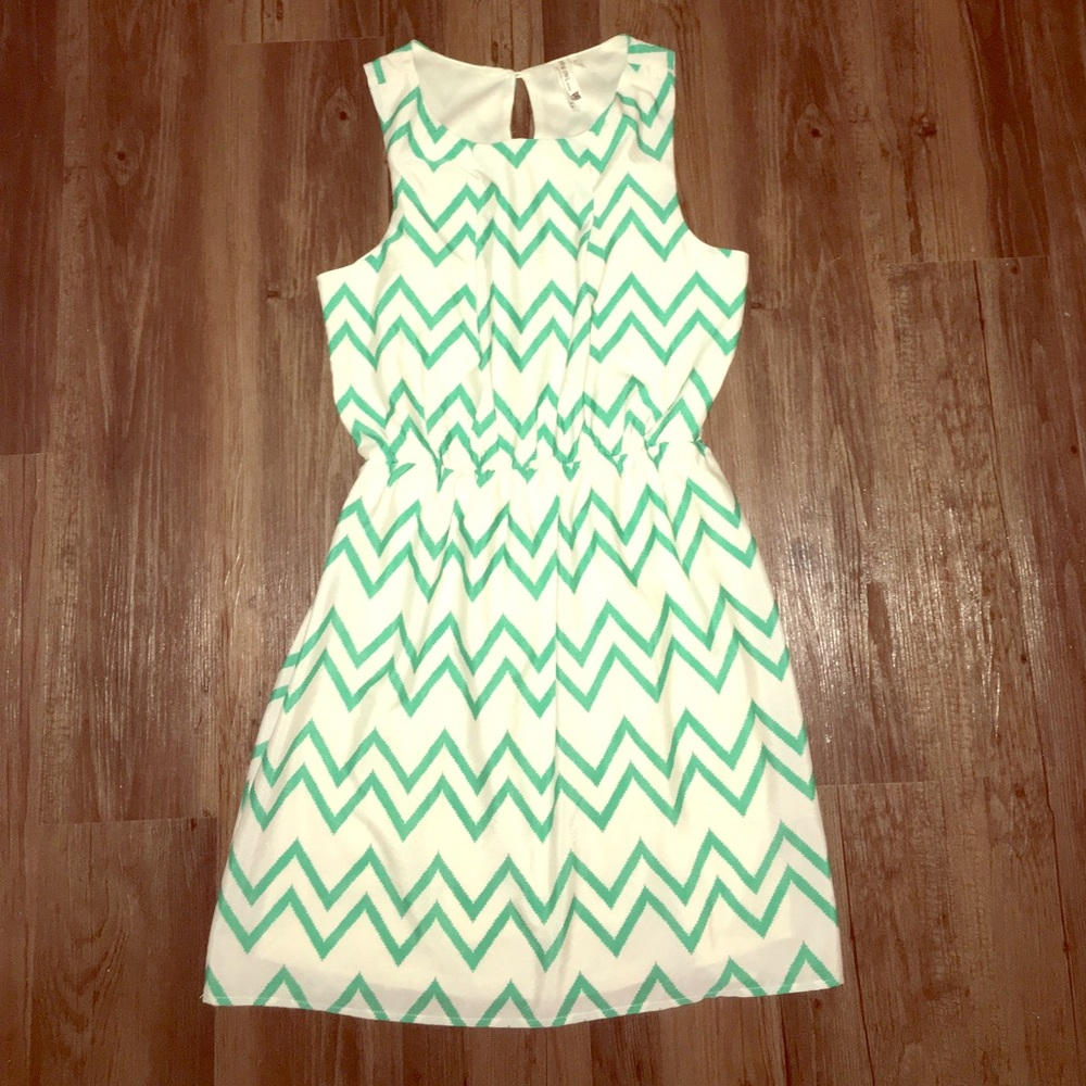 🆕 White&Mint Green Beautifully Patterned Dress 👗